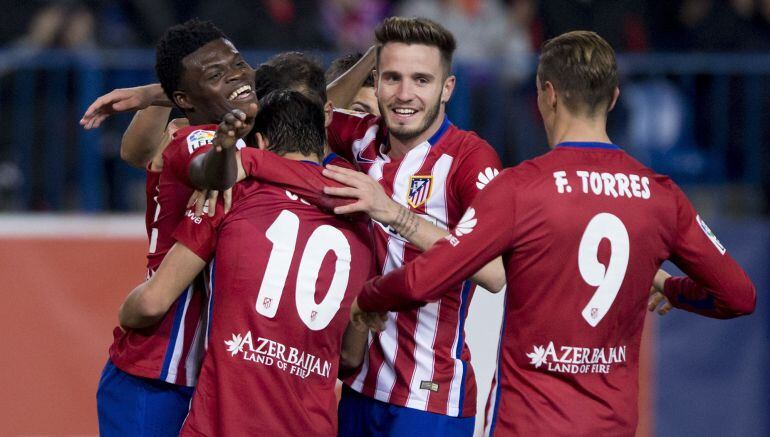 Los jugadores atléticos celebran el gol de Thomas