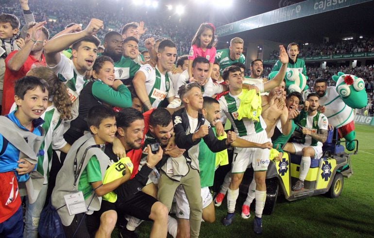 El equipo celebra la salvación