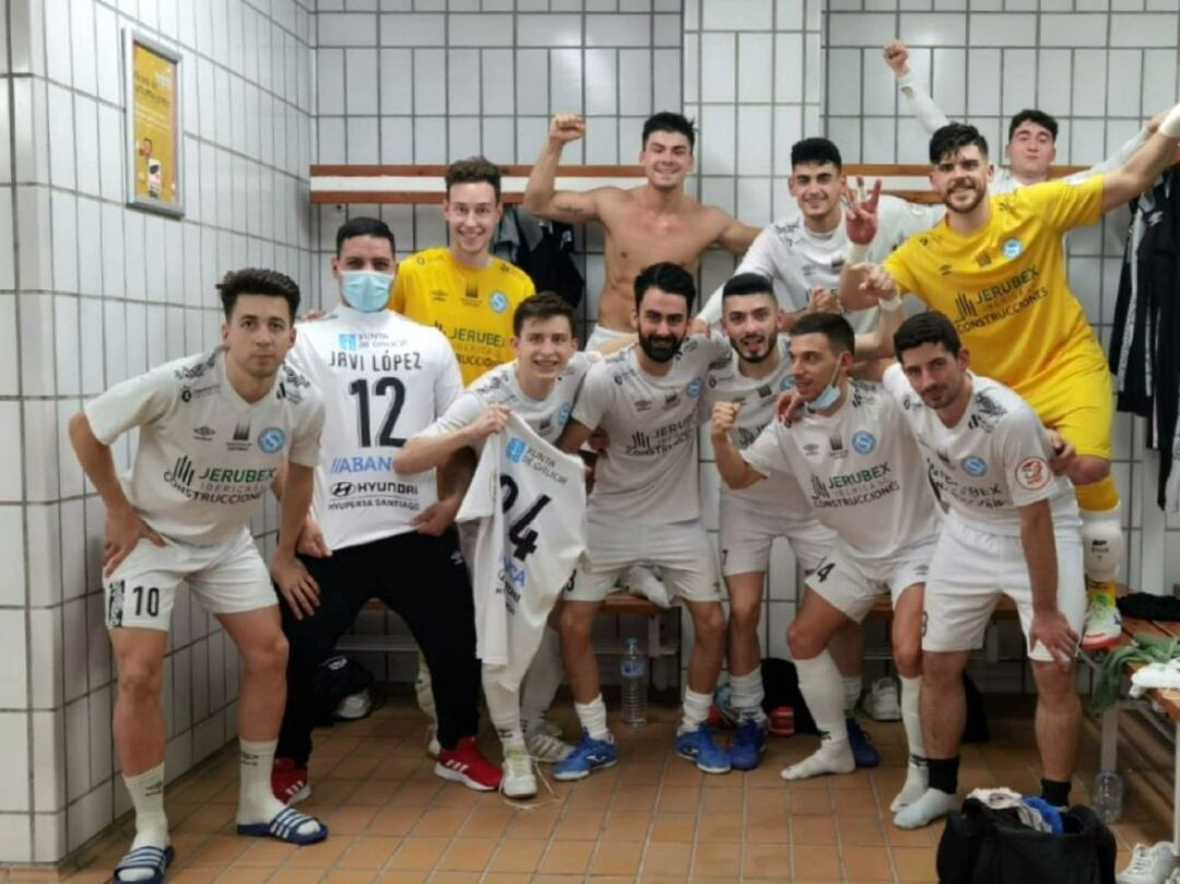 Los jugadores del Santiago Futsal celebraron otro triunfo, en esta ocasión en Murcia