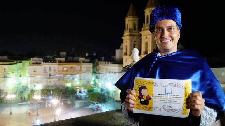 Sergio Marín, luce la toga, el birrete y el diploma como ganador del Doctorado Honoris Cádiz