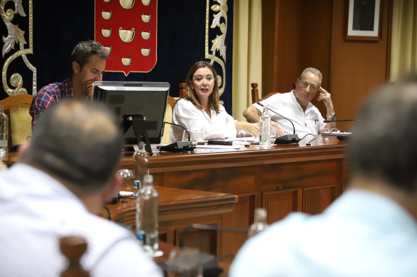 Juan Manuel Sosa, a la derecha de la imagen, junto a la ex presidenta del Cabildo de Lanzarote, María Dolores Corujo.