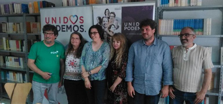 Juana Caro (centro) acompañada de otros candidatos de la coalición en Ciudad Real