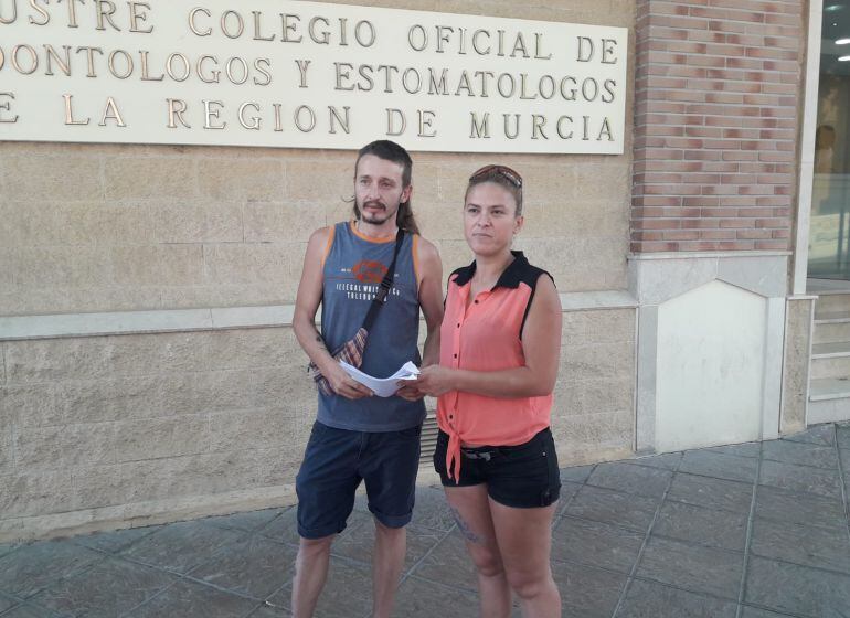 Salvador Galera y Ana María Gil, de la Plataforma de afectados iDental unidos, en la puerta del Colegio de Dentistas de la Región.