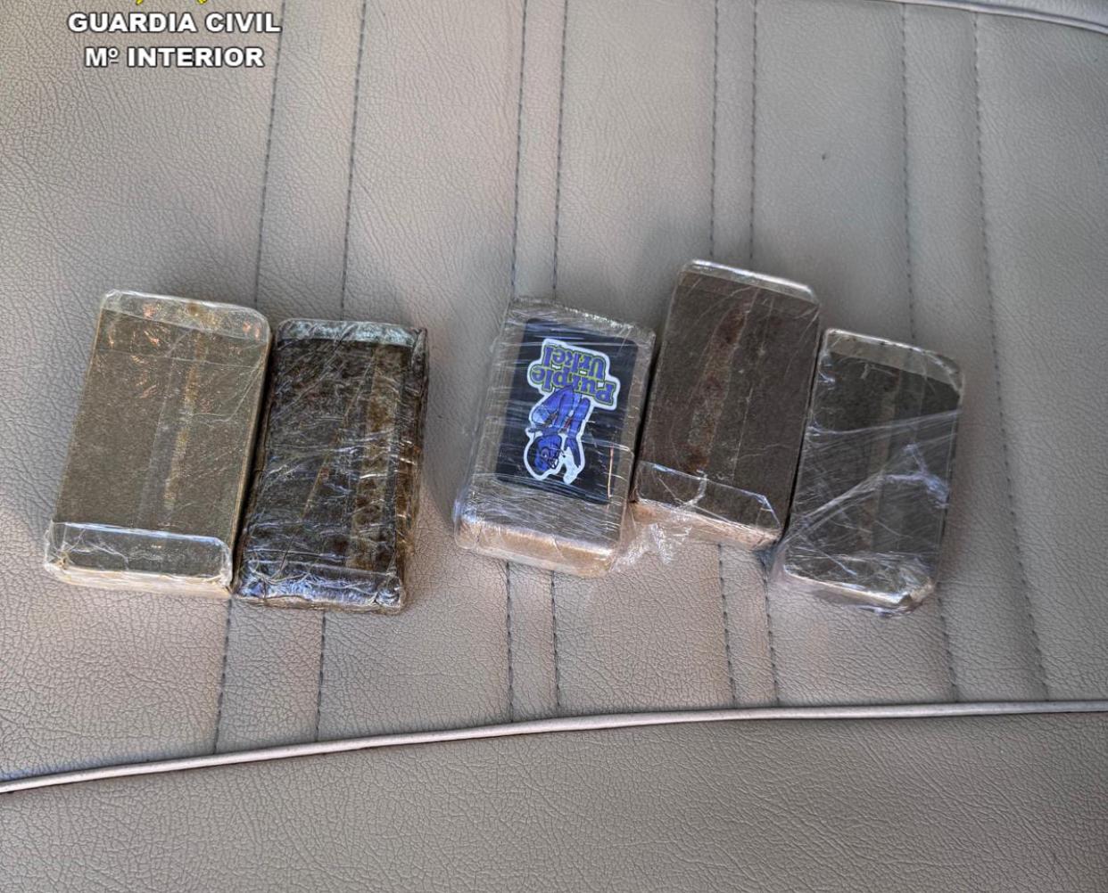 Tabletas de hachís intervenidas en uno de los dispositivos