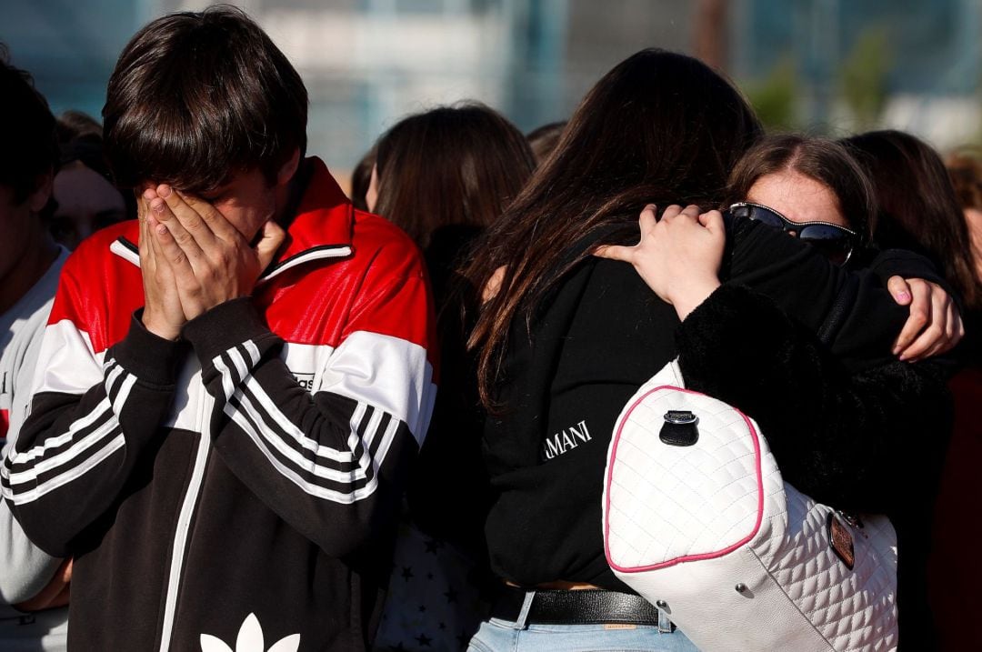 Vista de una segunda concentración, convocada este lunes por amigos del fallecido por medio de redes sociales, en repulsa y duelo por la brutal paliza propinada a un joven de 17 años el pasado viernes en San Sebastián, que le causó la muerte este domingo.