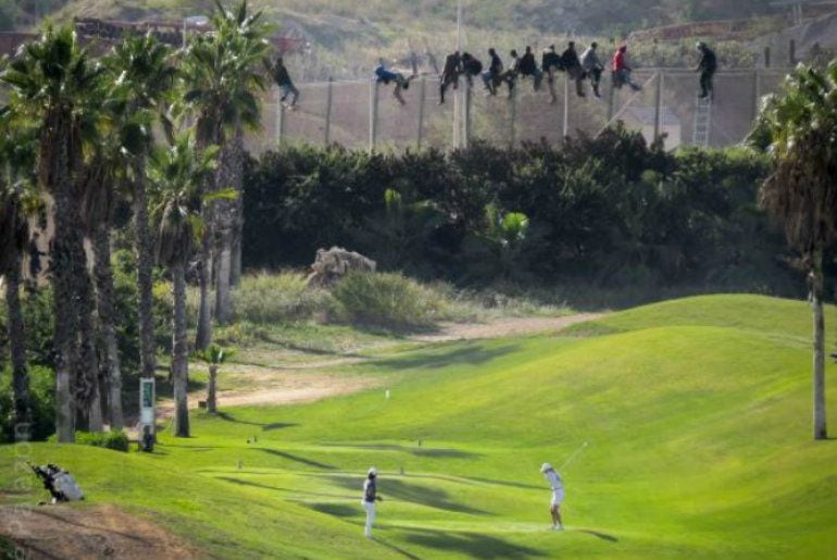 Varios inmigrantes saltan la valla de Melilla al lado de un campo de golf (Imagen de archivo)