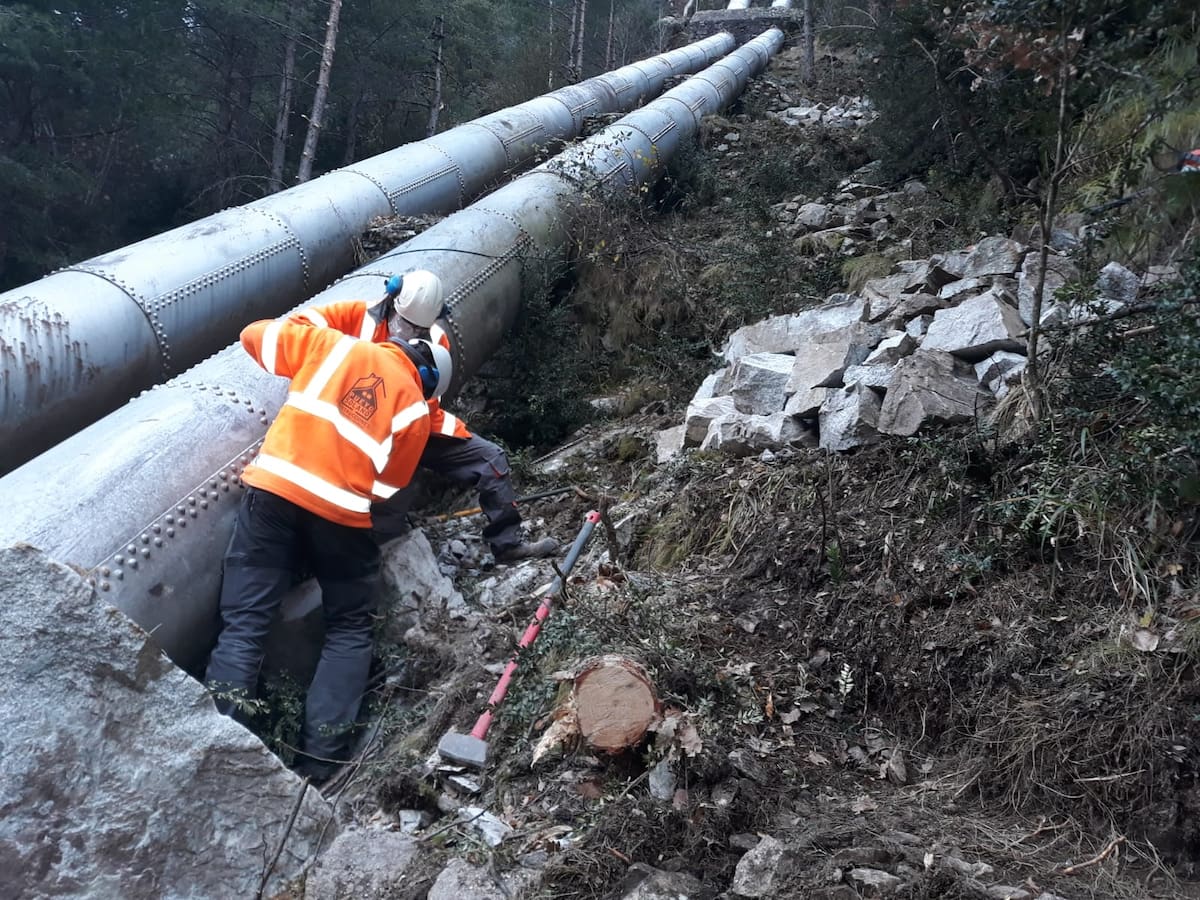 Tres municipis de l'AMB gasten més aigua de la permesa, però la meitat són litres malgastats per fuites