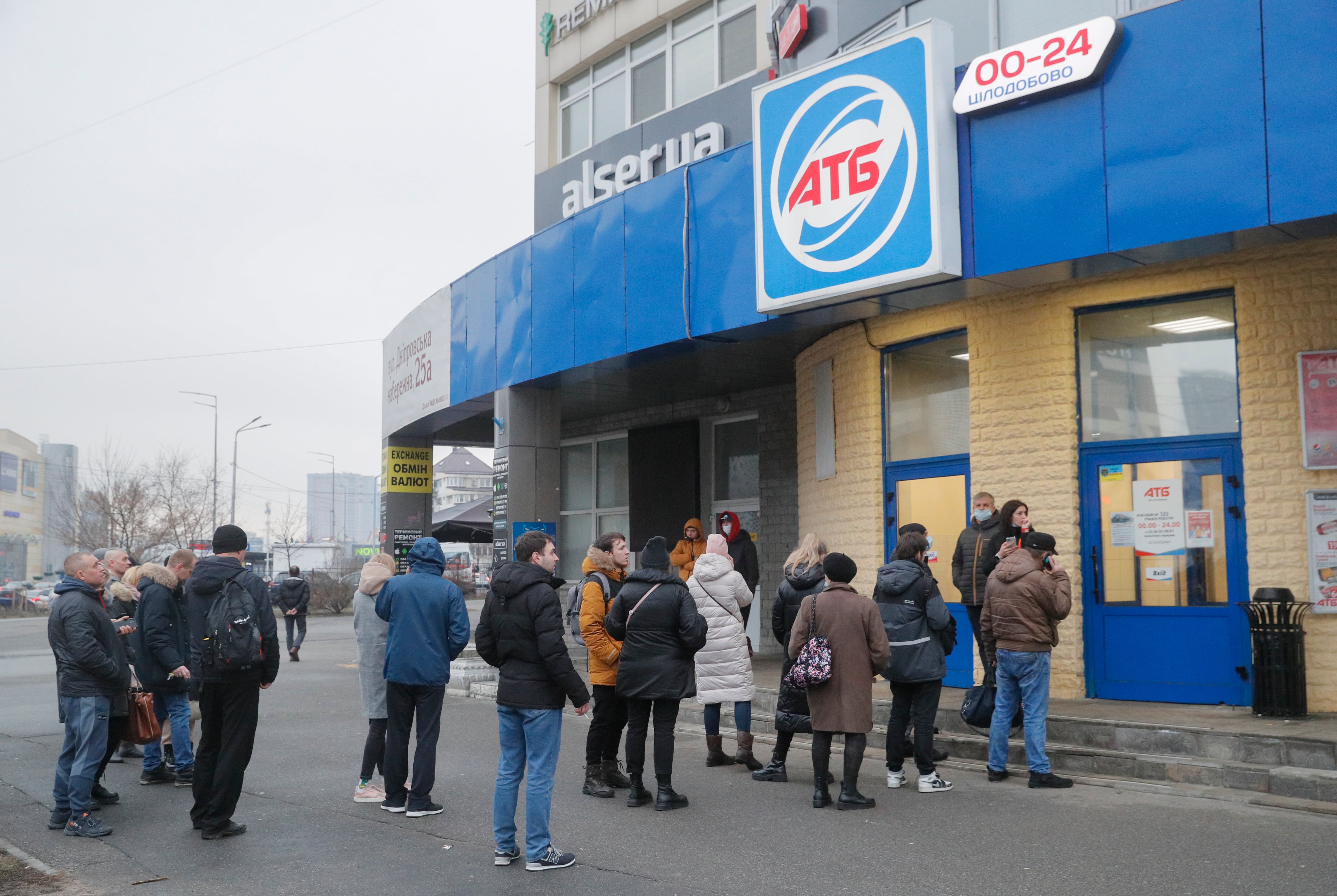 Largas colas en los supermercados de Kiev.