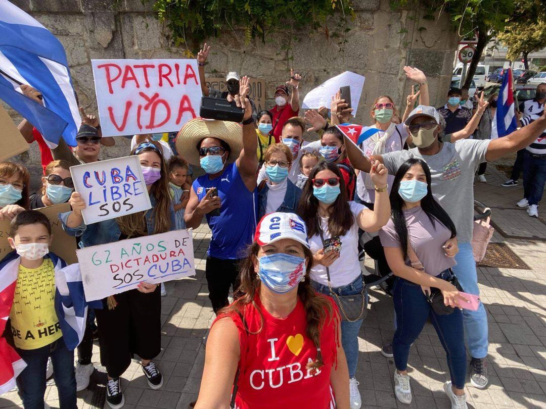 Varios cubanos protestando en las calles de Vigo