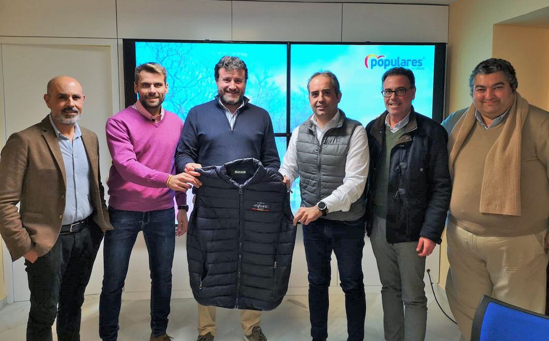 Antonio Saldaña con los responsables de la Fundación de Tauromaquia