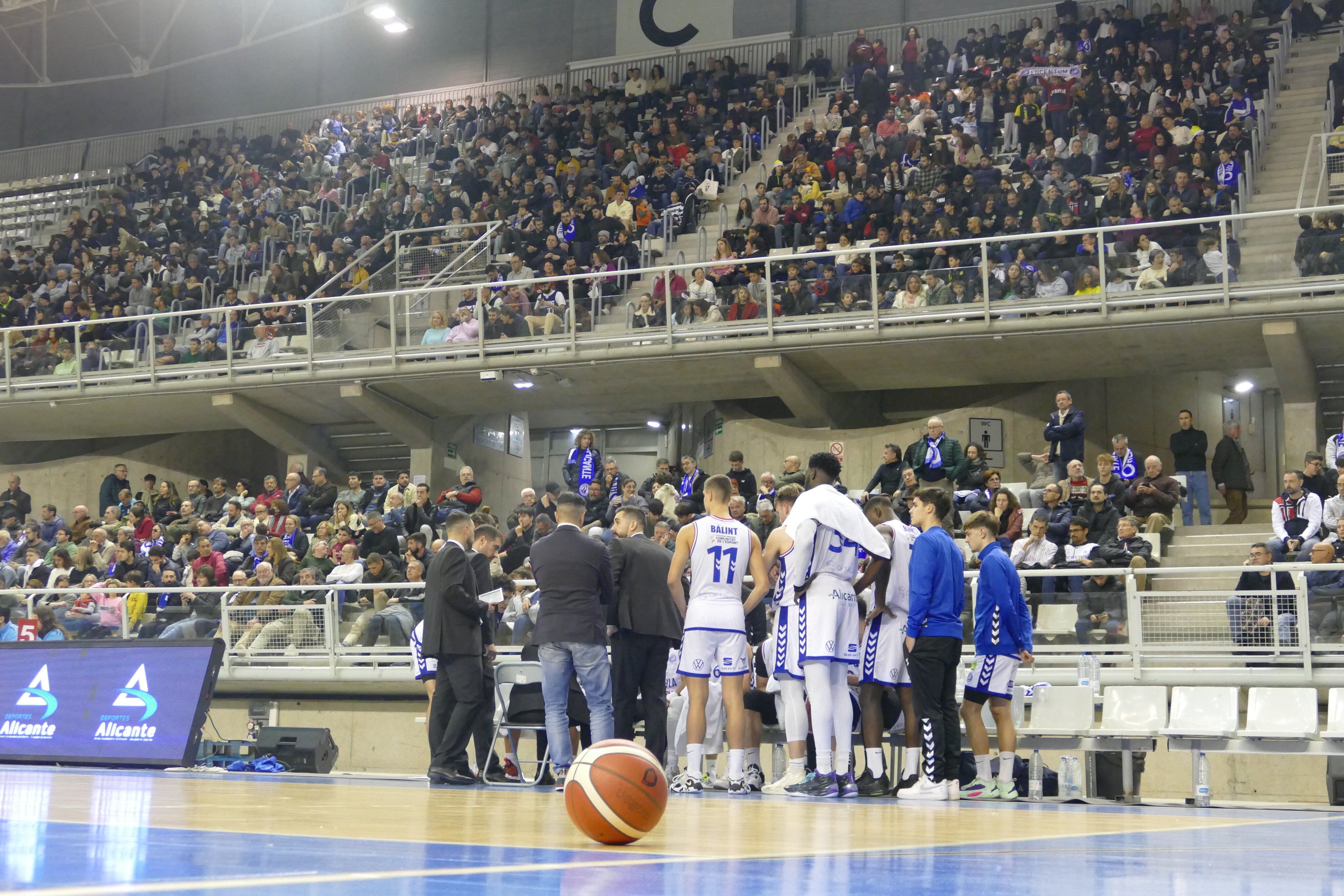 Los jugadores del HLA Alicante durante un tiempo muerto. Foto: HLA Alicante