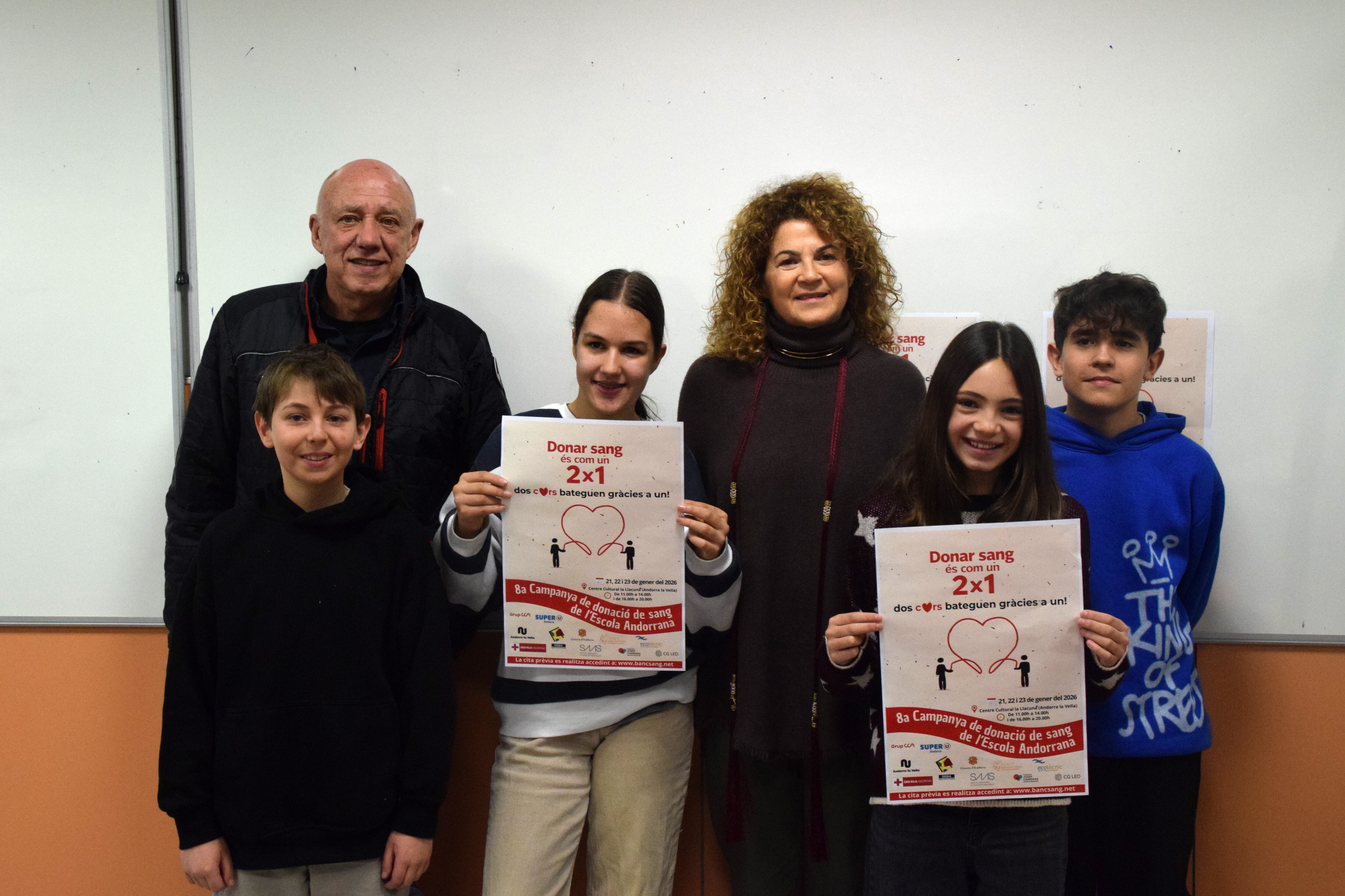 El secretari general de la Creu Roja, Joan Saurí, amb alumnes de l'escola andorrana, juntament amb la directora general del sistema educatiu, Olga Moreno, en la presentació de la campanya