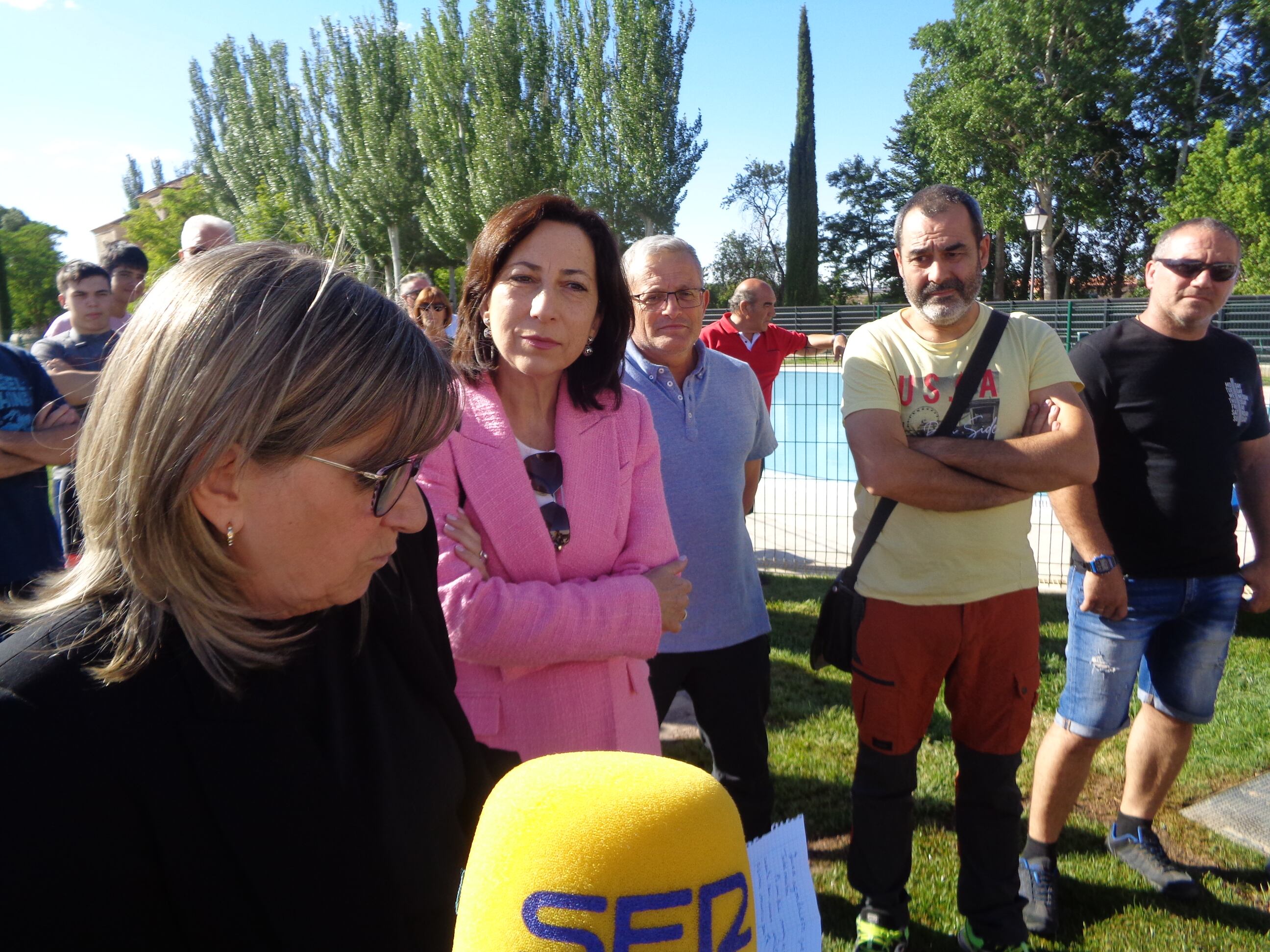 La alcaldesa se dirige al público con la senadora socialista Mar Arnaiz a su lado