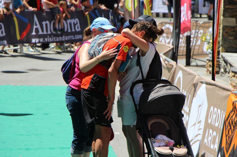 El guanyador de la Ronda dels Cims, Nahuel Passerat, s'abraça amb la seva familia a l'arribada a meta