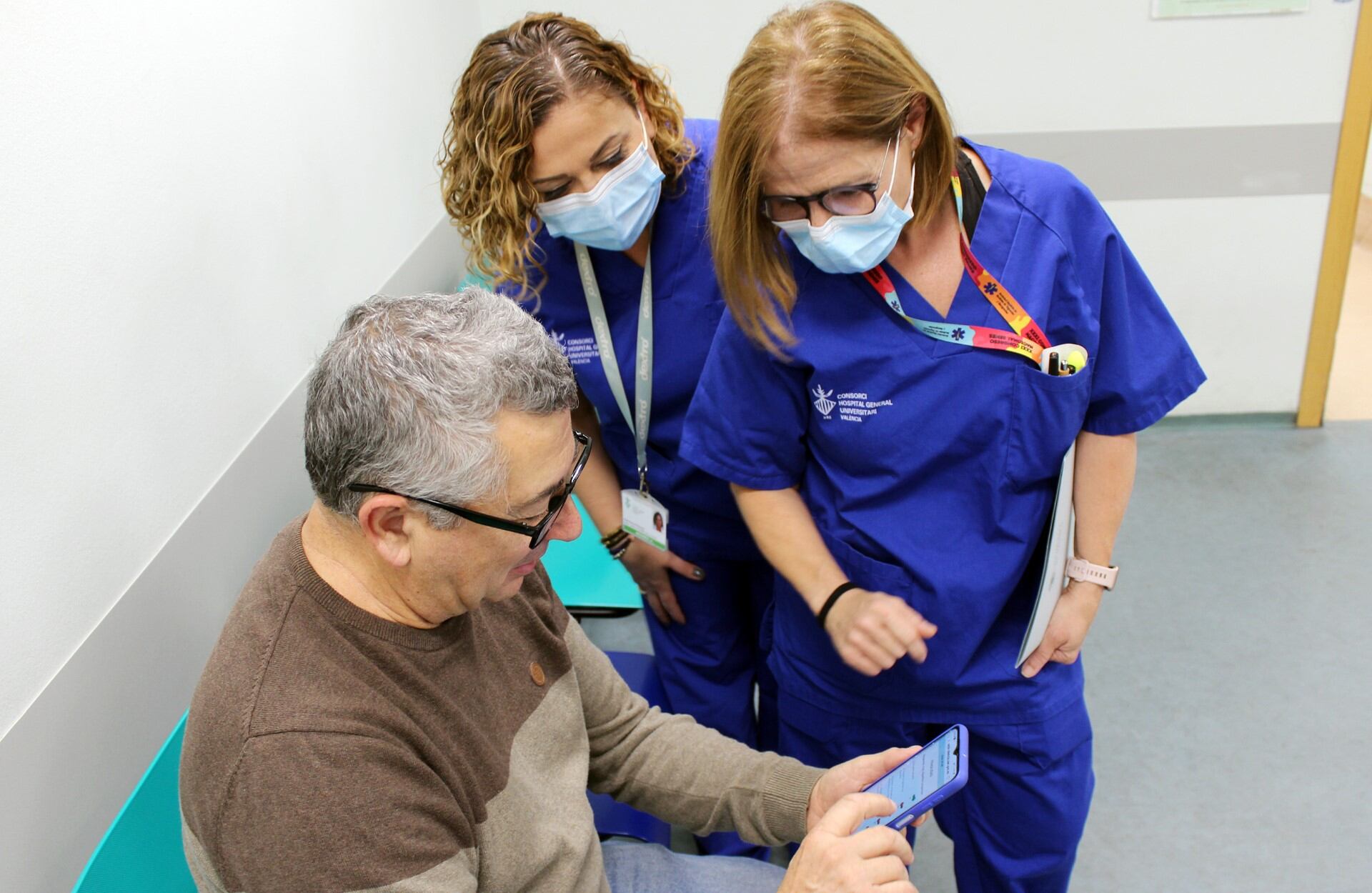 Personal sanitario del Hospital General de València utilizando la aplicación &quot;Painkey&quot;, desarrollada junto a la UPV, para facilitar el diagnóstico de los pacientes en Urgencias