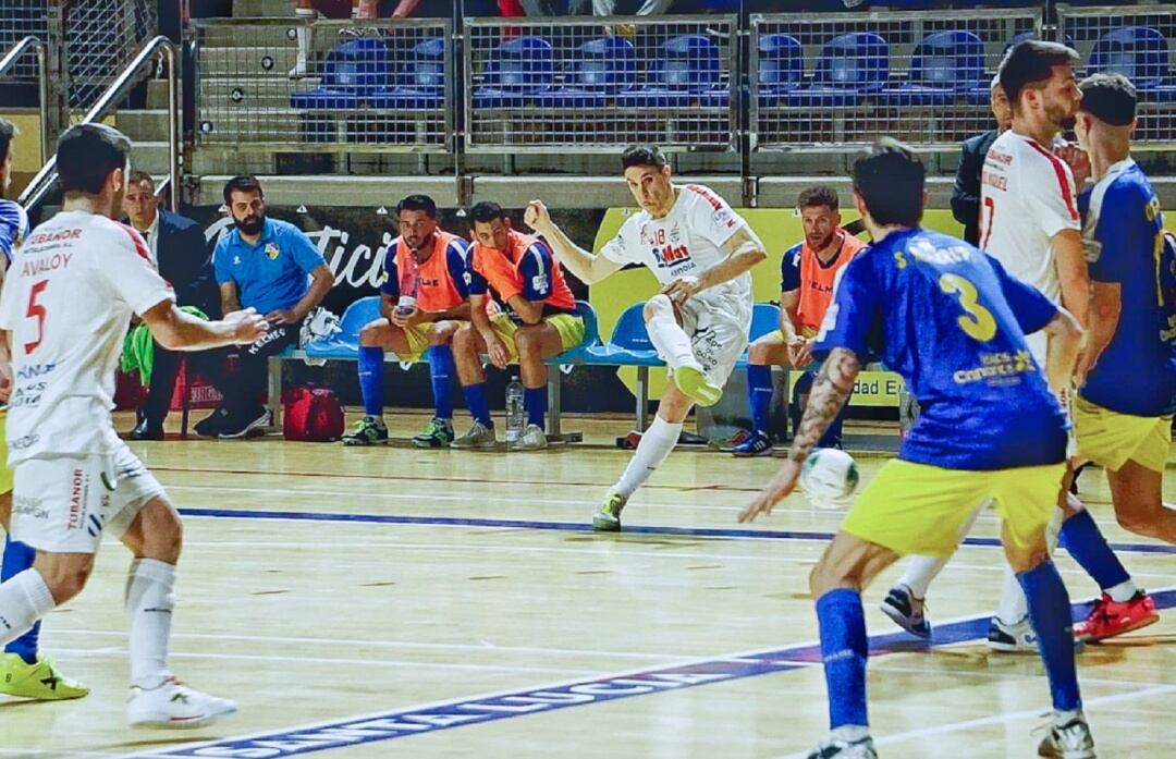 Juan Pizarro lanza a portería en el partido ante el Gran Canaria