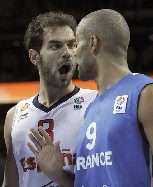 José Calderon discute una jugada con Tony Parker