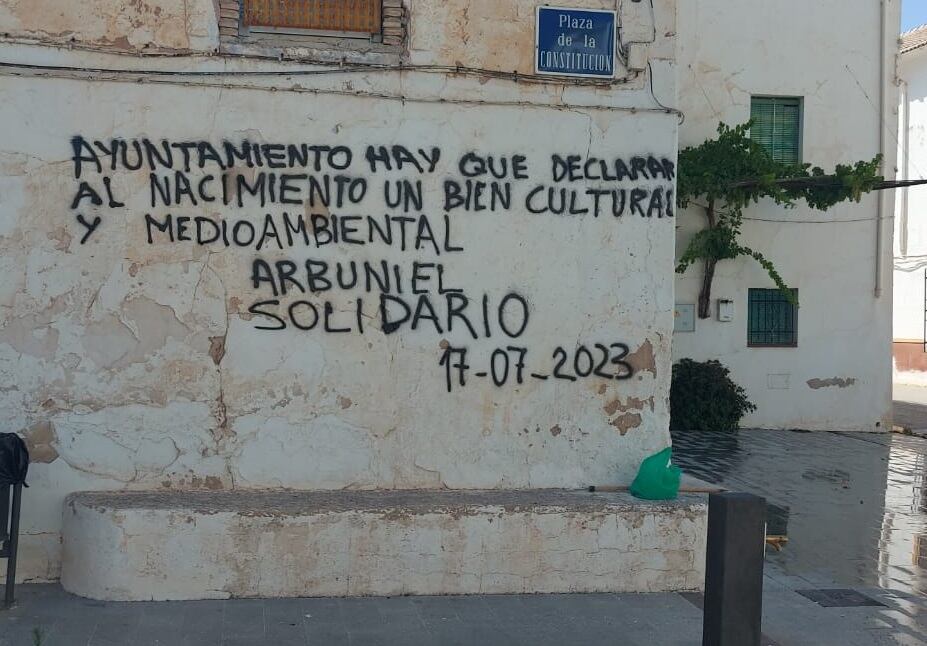 Pintadas de denuncia en la localidad.