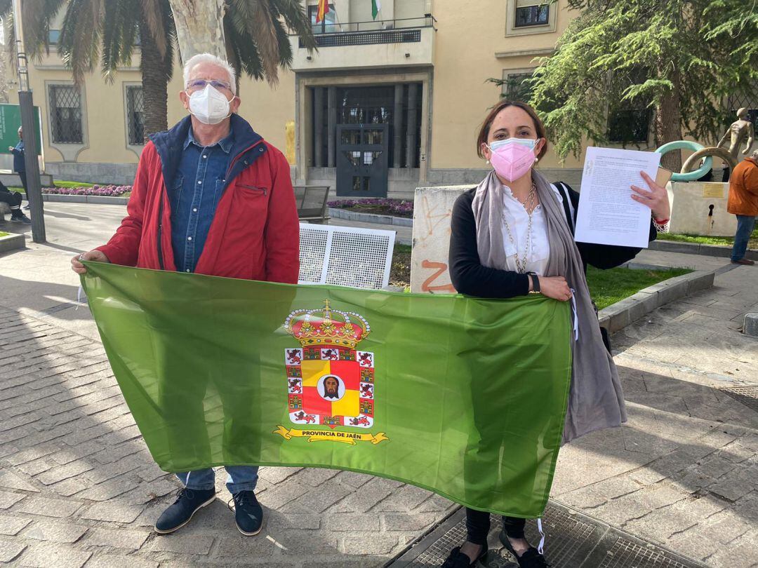 Lis Marín de la plataforma por el ferrocarril de Linares y Maribel Rescalvo, con la solicitud de manifestación &#039;Jaén cierra Andalucía&#039; para el día 7 de marzo, posando ambos sujetando la bandera de la provincia.