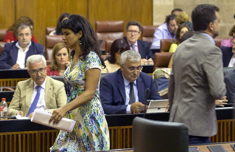 La líder de Podemos, Teresa Rodríguez, tras cruzarse con el secretario regional de IU, Antonio Maillo, en presencia del vicepresidente del ejecutivo, Manuel Jiménez Barrios.