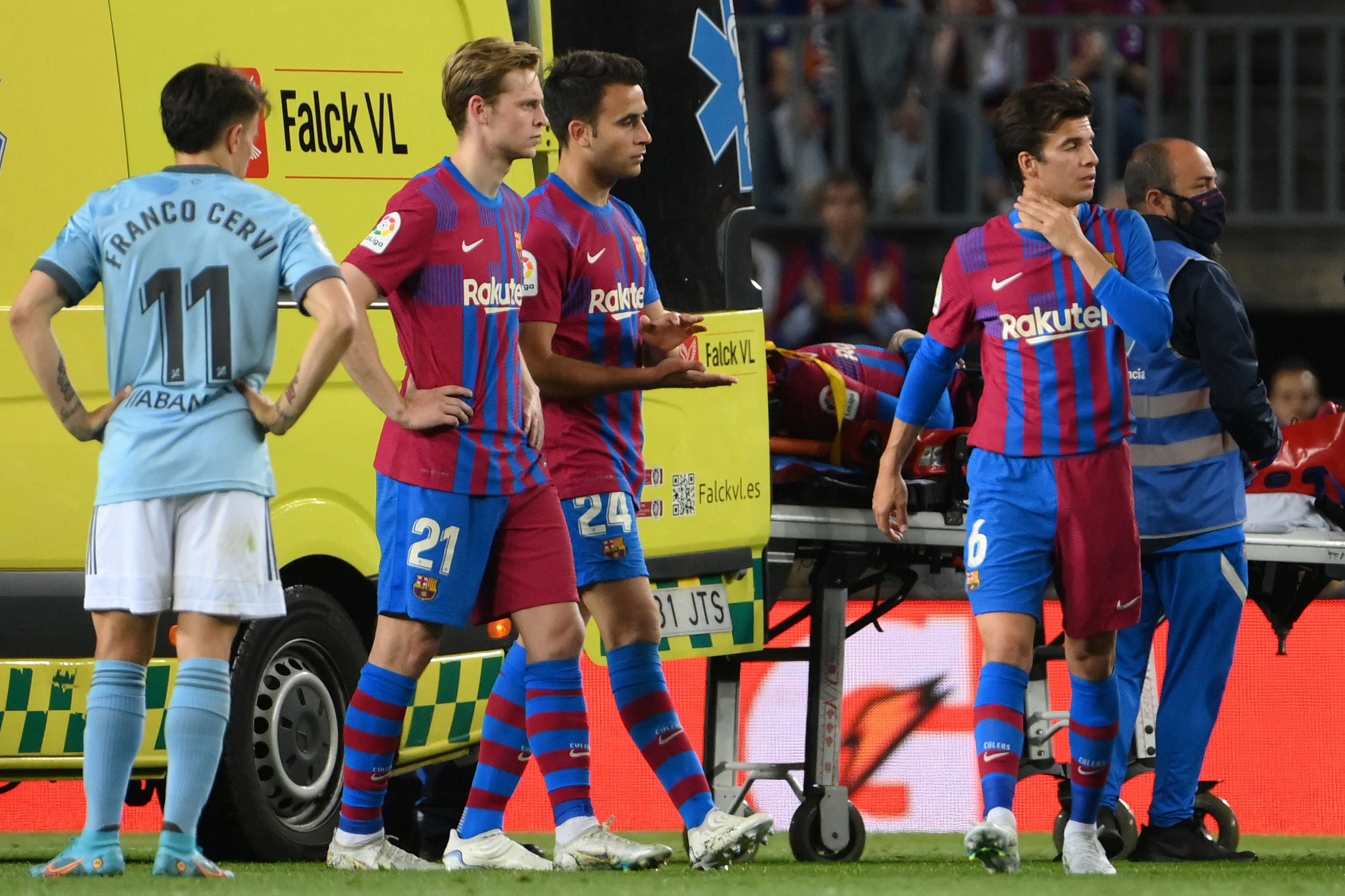 Araújo, evacuado en ambulancia del Camp Nou tras un choque con Gavi (Photo by LLUIS GENE / AFP) (Photo by LLUIS GENE/AFP via Getty Images)