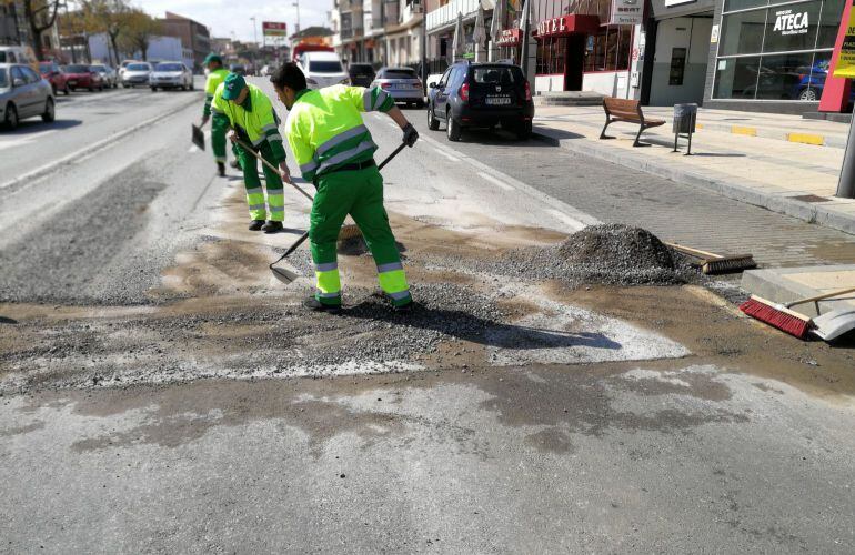 Operarios municipales trabajan en la limpieza de la vía tras el temporal.