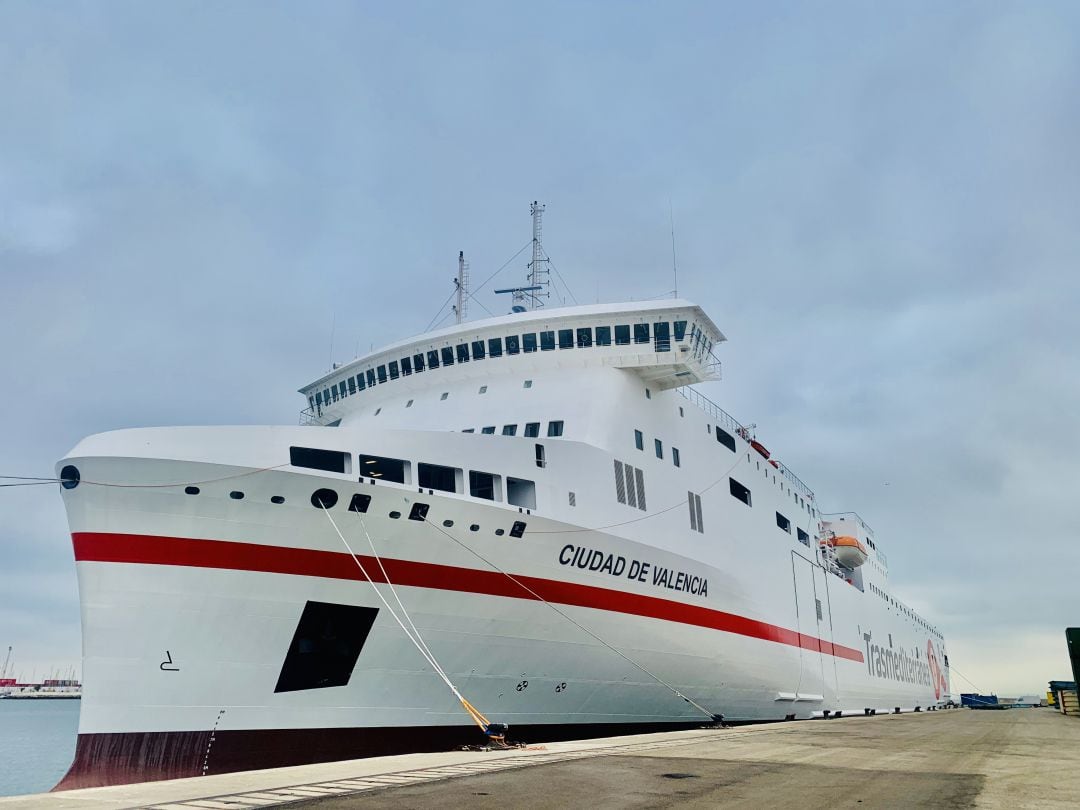 El ferry &quot;Ciudad de Valencia&quot; de Naviera Armas Trasmediterránea atracado en el puerto de Cádiz