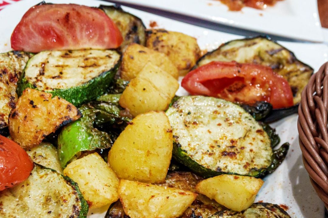 Un plato con diferentes verduras preparadas a la parrilla