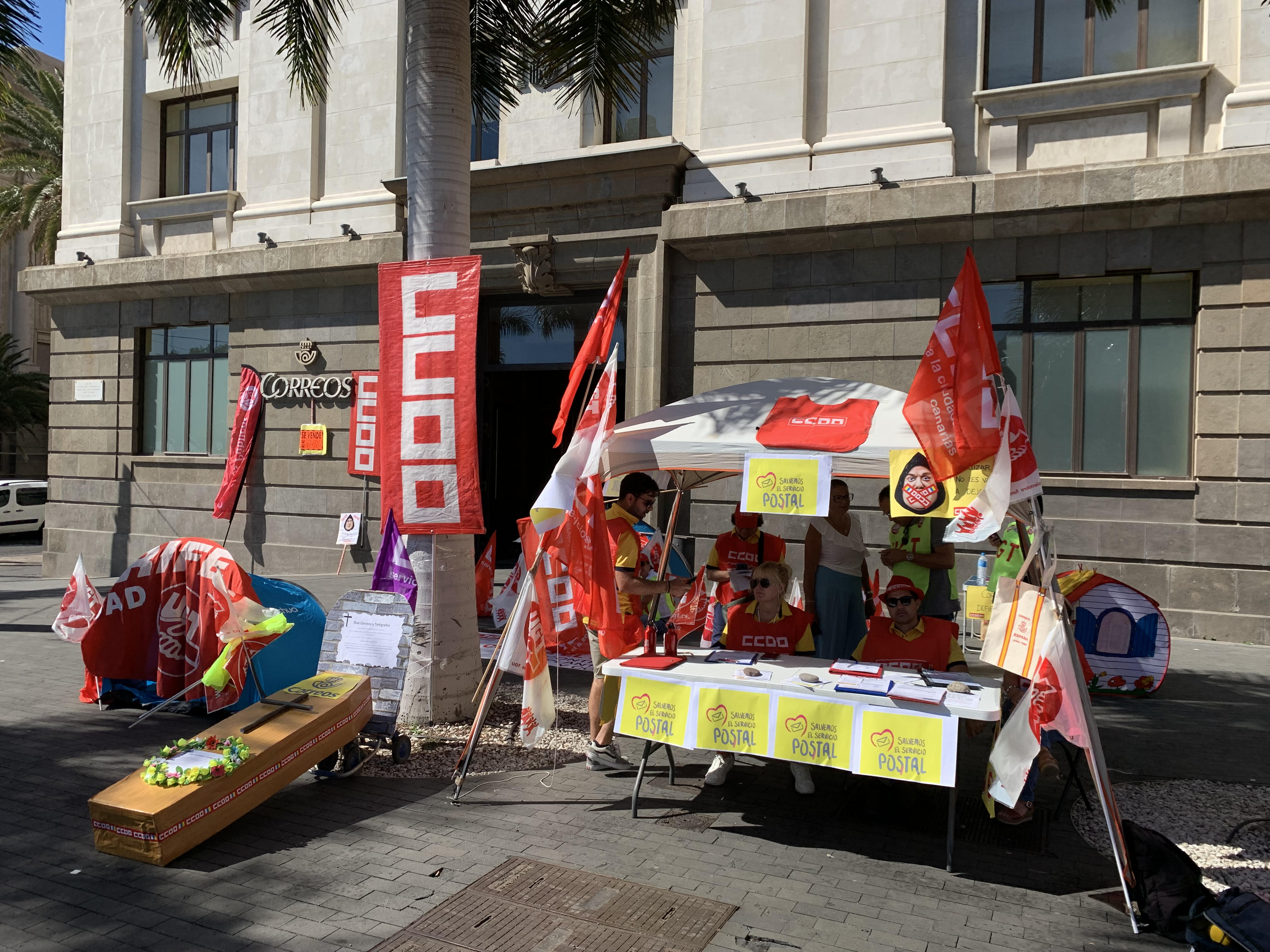 Acampada de miembros de UGT y CCOO frente al edificio de Correos en Santa Cruz de Tenerife.