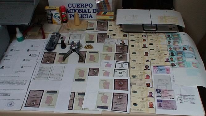 Documentación incautada por la Policía en la desarticulación del grupo de traficantes de paraguayos