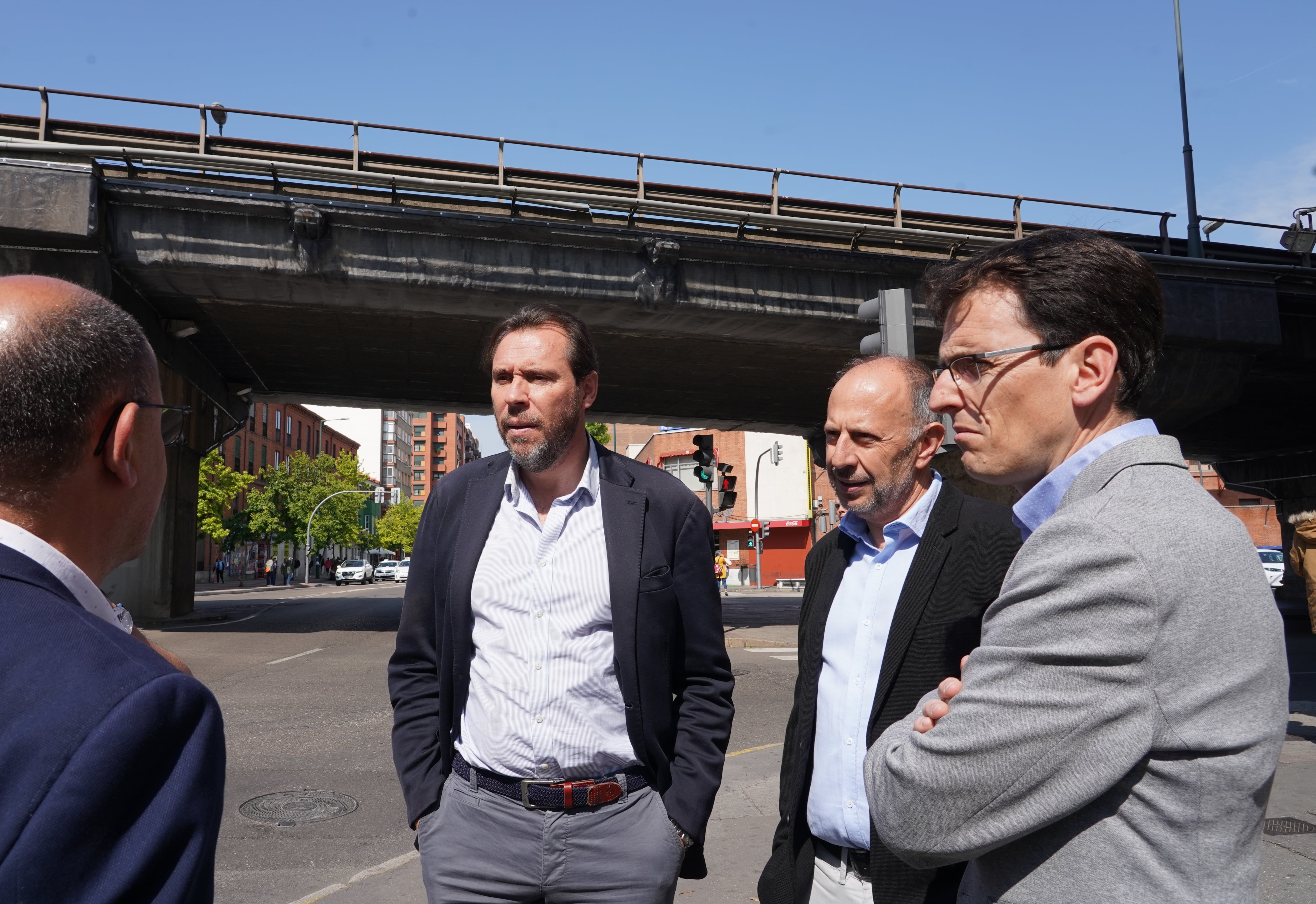 El alcalde de Valladolid y candidato socialista a la reelección, Óscar Puente,  en el cruce del Arco de Ladrillo con Puente Colgante.
