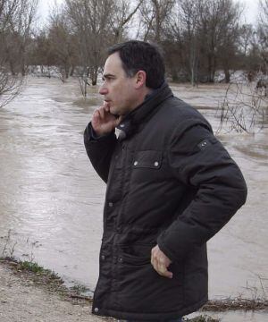 El presidente de Confederación Hidrográfica del Ebro (CHE), Xavier de Pedro, al lado del río a su paso por Pradilla (Zaragoza)