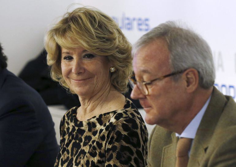 GRA032 MADRID, 12/01/2015.- La presidenta del PP de Madrid, Esperanza Aguirre (i) y el expresidente de Murcia, Ramón Luis Valcárcel, durante la primera reunión del año del Comité Ejecutivo del PP, que arranca este curso electoral con la incertidumbre que marcan las encuestas y la intención de trabajar frente al ascenso de fuerzas como Podemos. EFE/Sergio Barrenechea