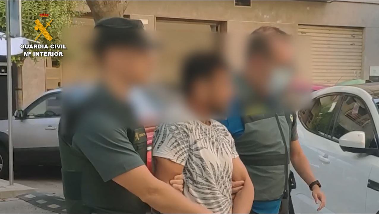 Momento en el que era detenido uno de los sospechosos de intento de homicidio en Oliva.