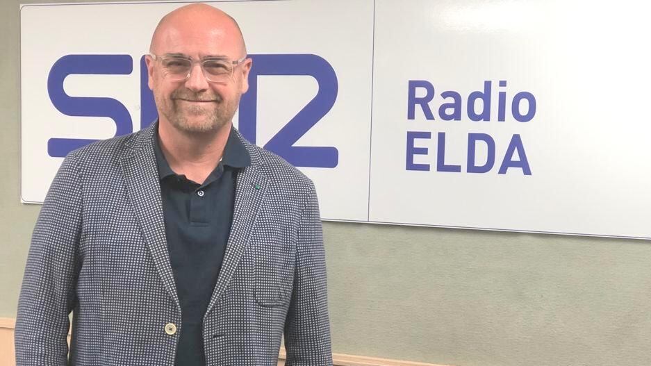 Imagen de archivo de Paco Ponce en los estudios de Radio Elda Cadena SER