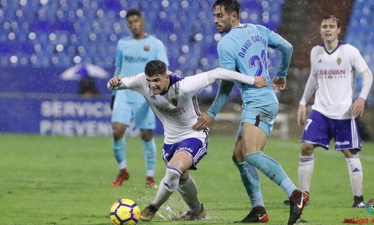 Guti, autor del único gol del Real Zaragoza, se escapa de la marca de David Costas