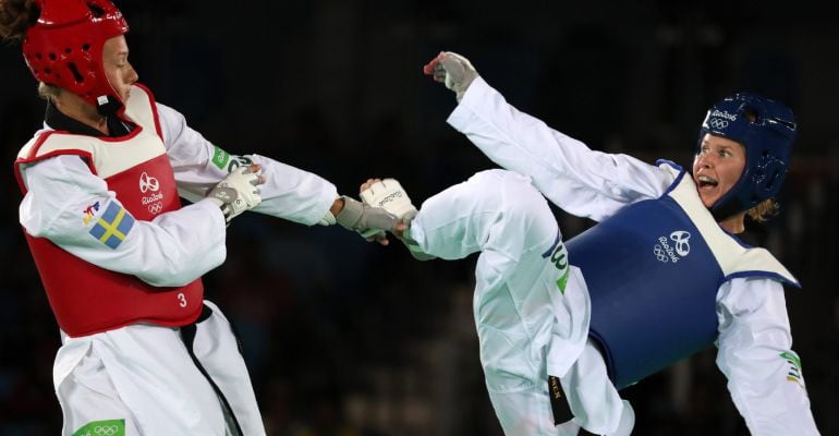 Suvi Mikkonen, vecina de San Sebastián de los Reyes (azul) y la sueca Nikita Glasnovic (rojo) durante los cuartos de final en los Juegos Olímpicos de Río 