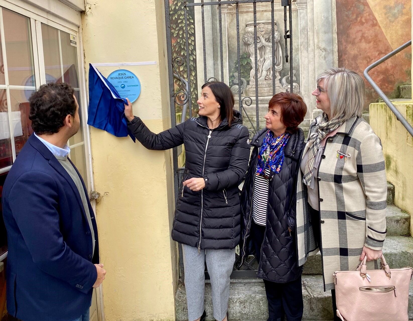 Gema Igual descubriendo la placa del maestro Jesús Revaque en el colegio Menéndez Pelayo.