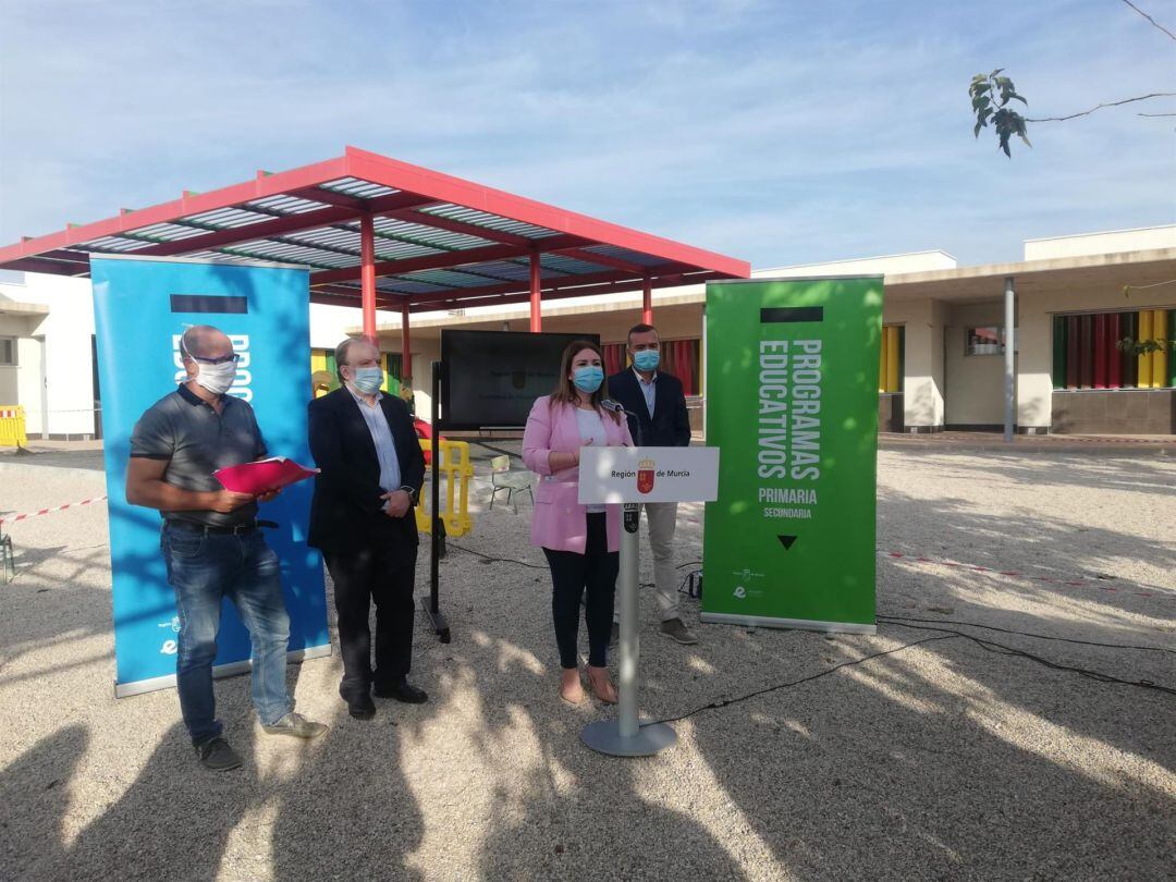 La consejera de Educación y Cultura, Esperanza Moreno, presentó hoy el programa 'Aire Limpio' en el colegio Carolina Codorniú de Churra (Murcia). 