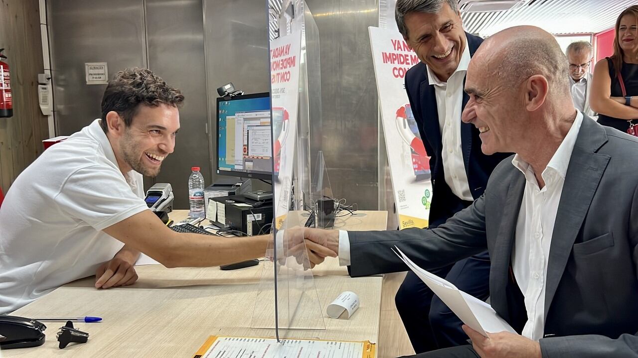 El alcalde de Sevilla, Antonio Muñoz, en las instalaciones de Tussam en el Prado de San Sebastián