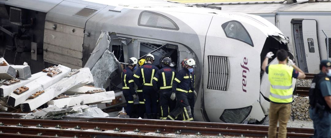 Efectivos sanitarios y de la Guardia Civil acuden al lugar del accidente