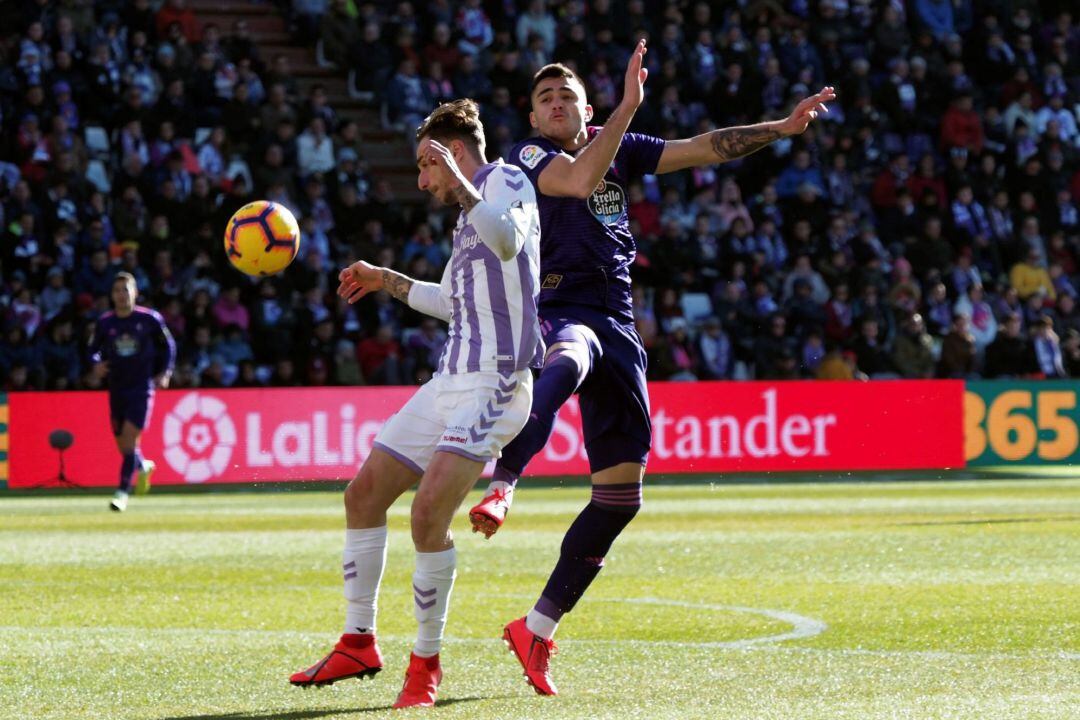 Maxi pugna con Calero por un balón durante el Valladolid Celta