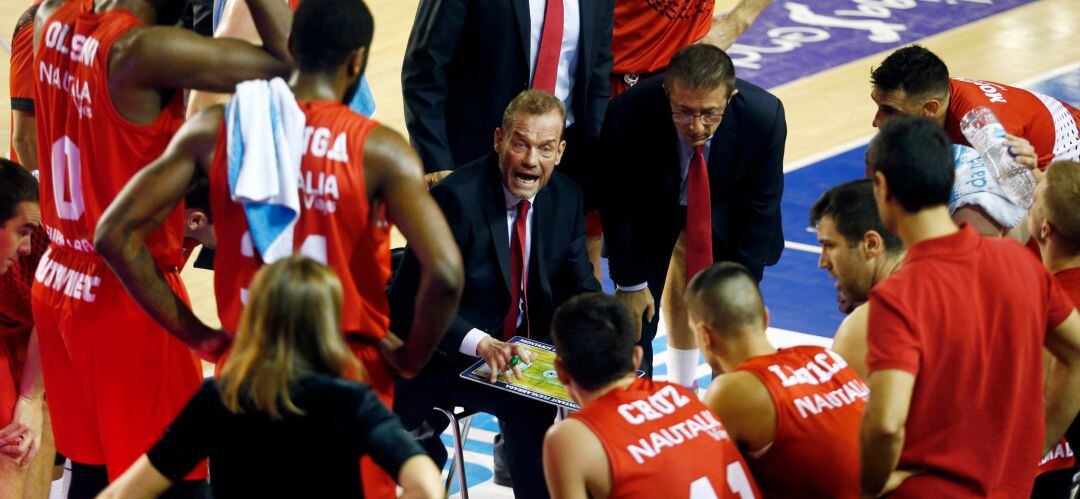 Néstor García da instrucciones a los jugadores del &#039;Fuenla&#039; durante un encuentro de la pasada temporada.