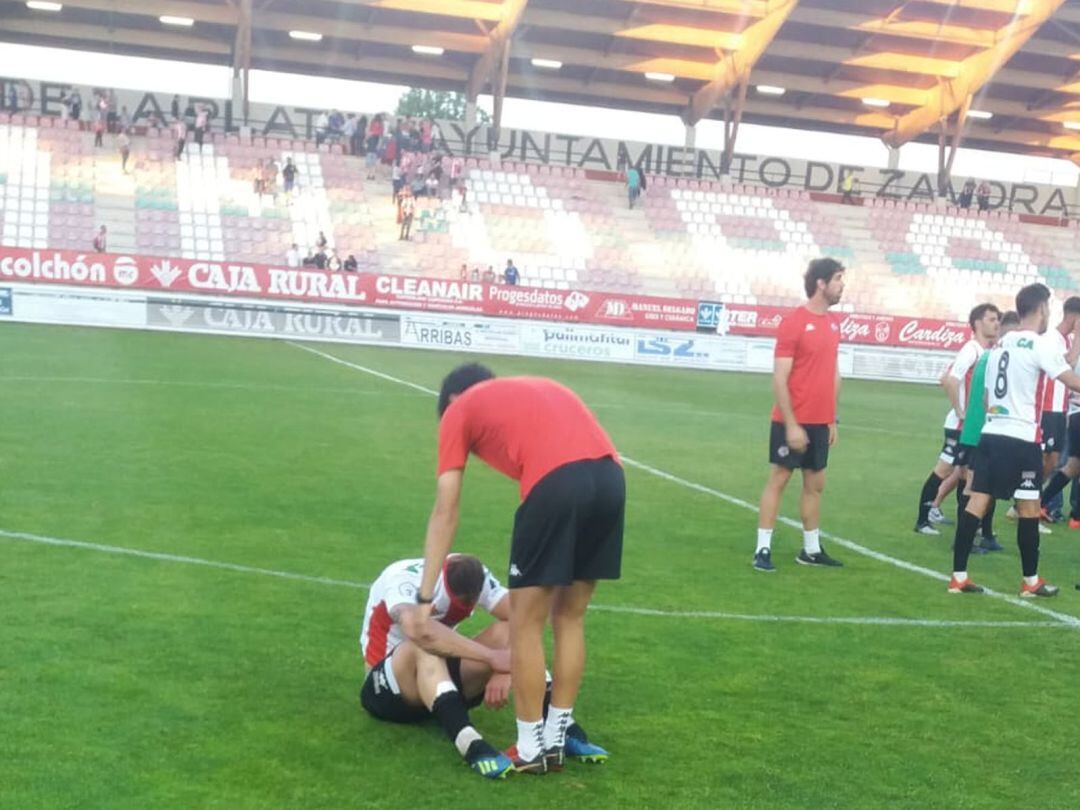La imagen de la desolación, un jugador del Zamora CF sobre el cesped del Ruta de la Plata