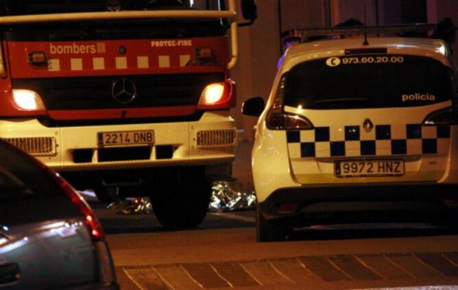 Un camió de Bombers i un cotxe de la Policia Local entre el cos de l'home que ha caigut d'un quart pis de forma accidental a Mollerussa.