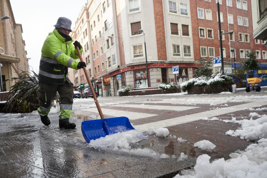 Un operario retira nieve de las calles de Pamplona.