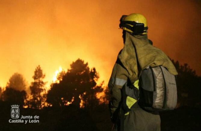 Un bombero leonés observa impotente el fuego que arrasa León