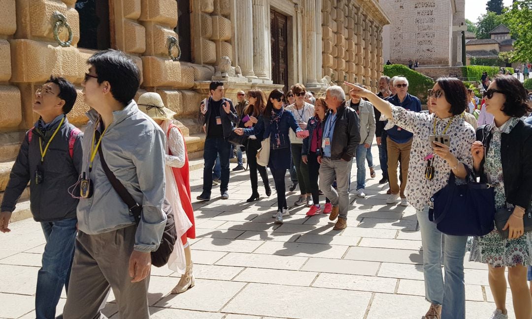 Un grupo de turistas asiáticos en la Alhambra