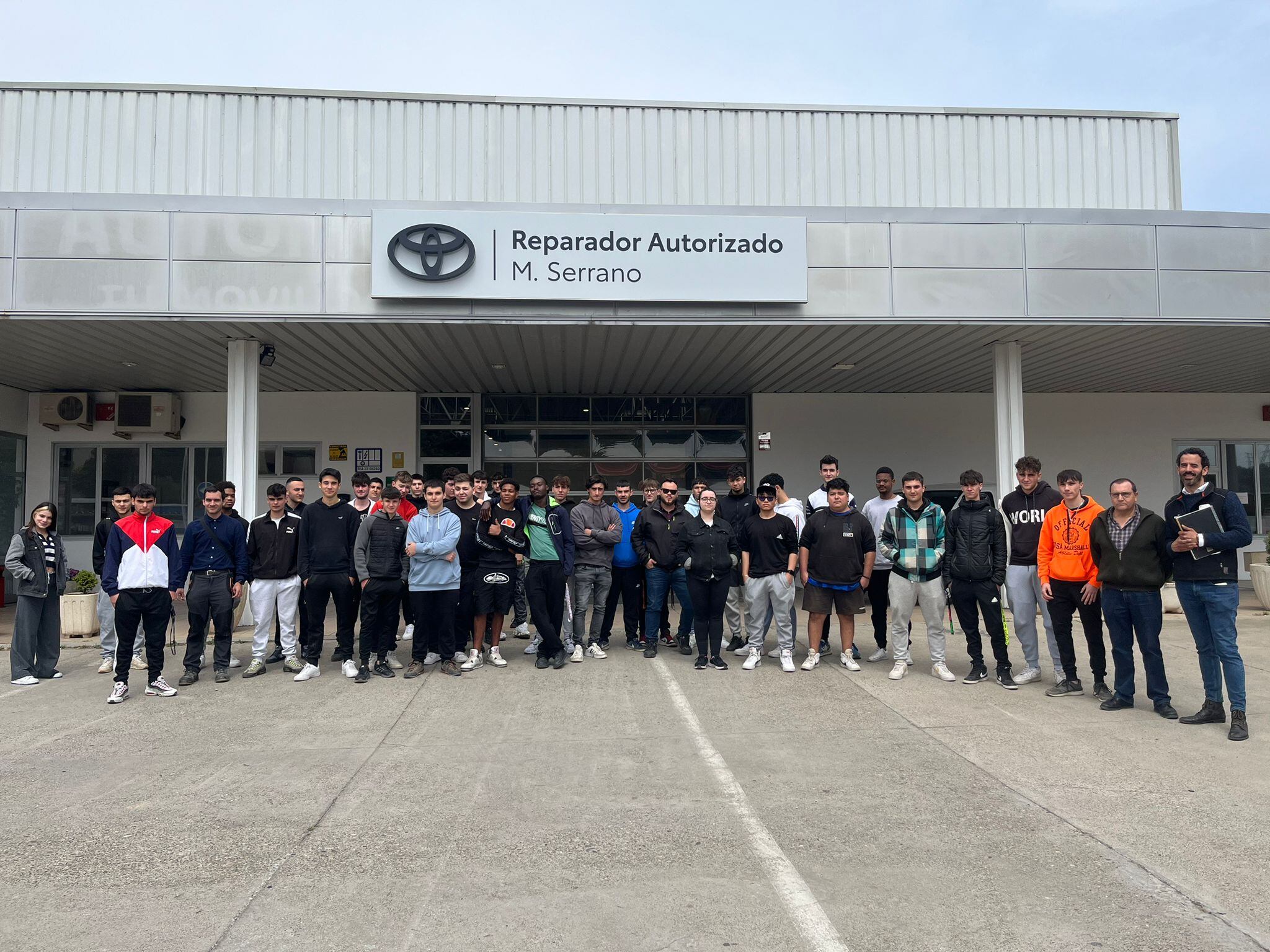 Los alumnos visitaron un concesionario de automóviles.