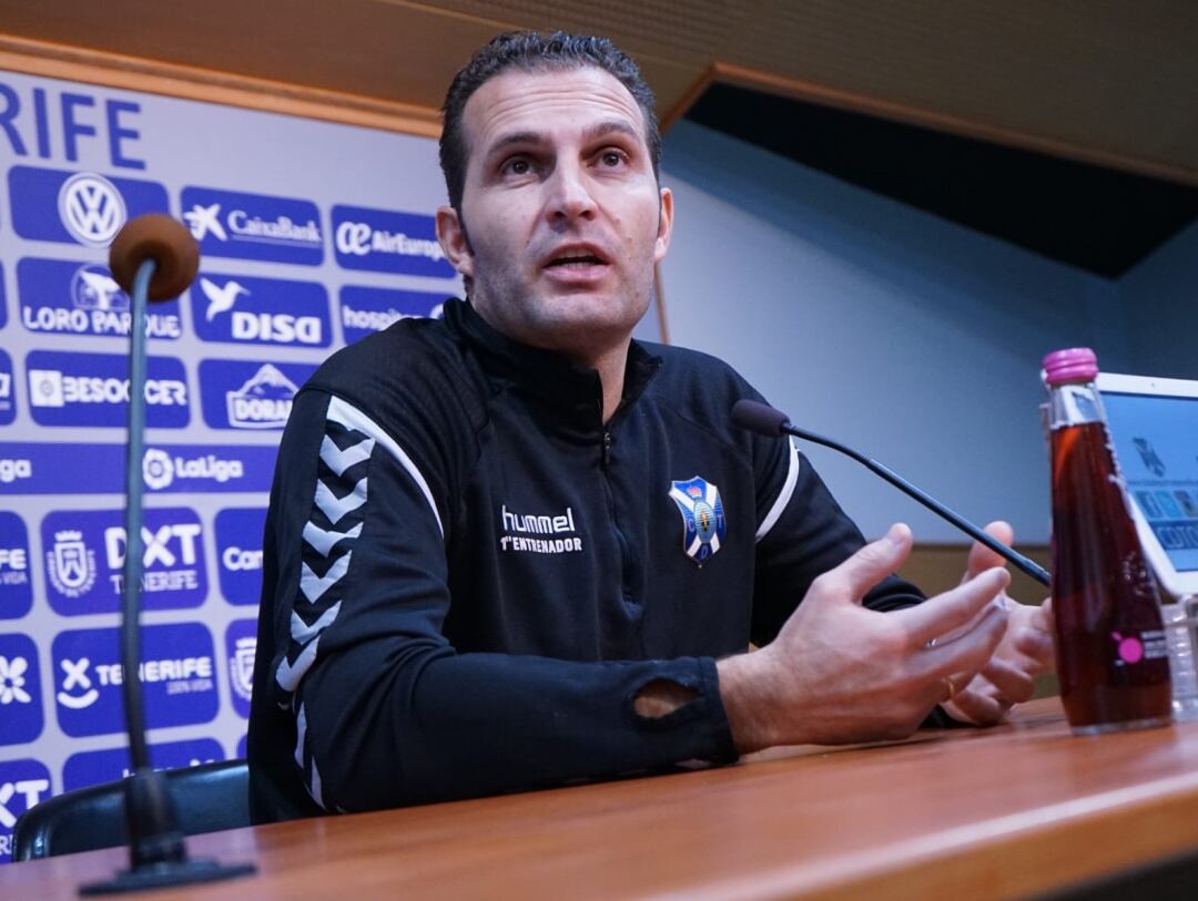 Rubén Baraja, entrenador del CD Tenerife, en una imagen de archivo durante una rueda de prensa en el Heliodoro Rodríguez López